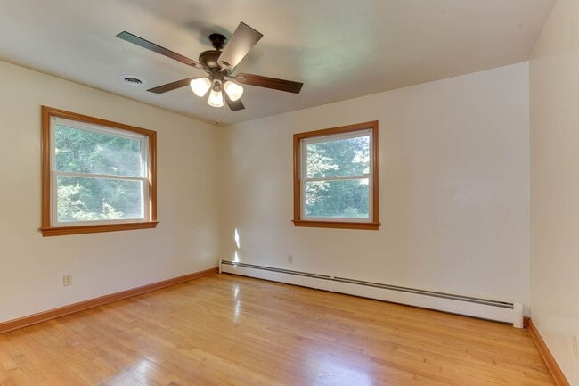 Building Photo - Welcome to Yorktown with a charming rural feel!