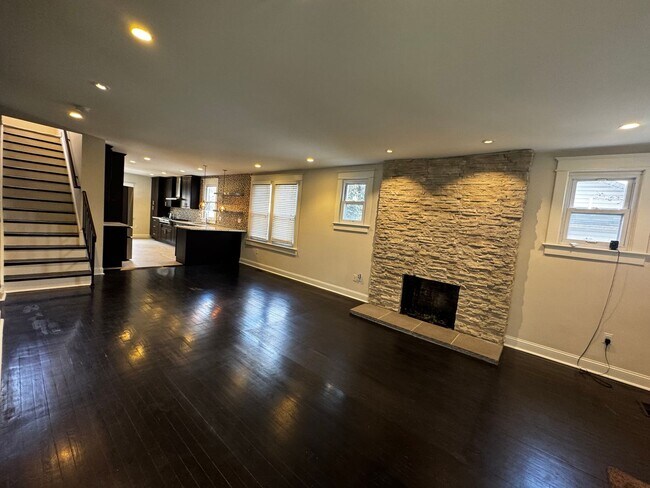 Building Photo - NEWLY RENOVATED EXPANSIVE 5BD 4BA BRIGHTWOOD HOME