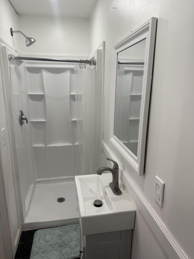 Building Photo - 521 Hoyt St