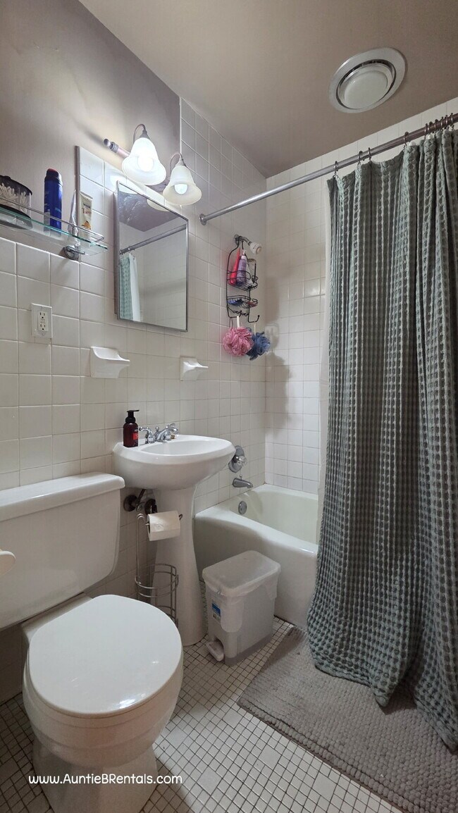 Building Photo - 428 Warwick St