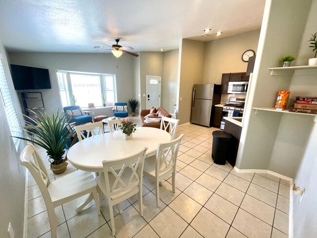 Building Photo - Luxurious Fully Furnished 3 Bedroom Home with Garage!