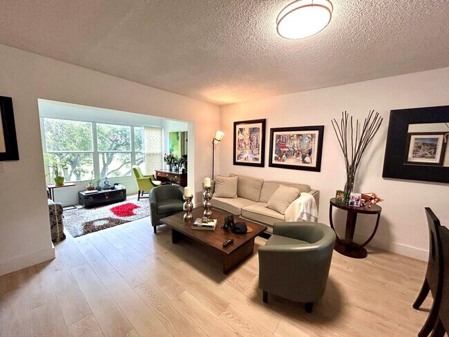 Building Photo - 1050 Country Club Dr