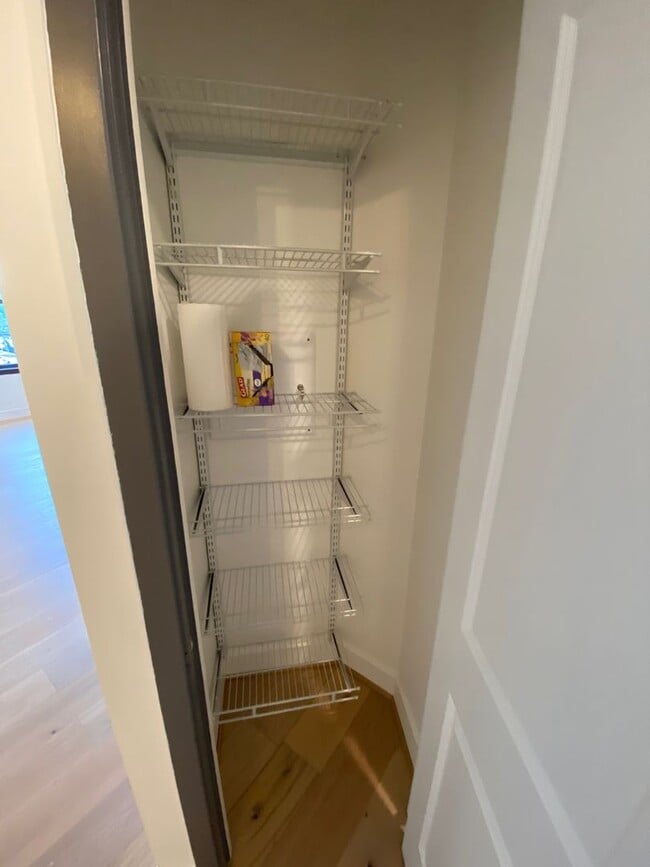 Building Photo - Beautiful updated 2bd/2ba condo in bustlin...