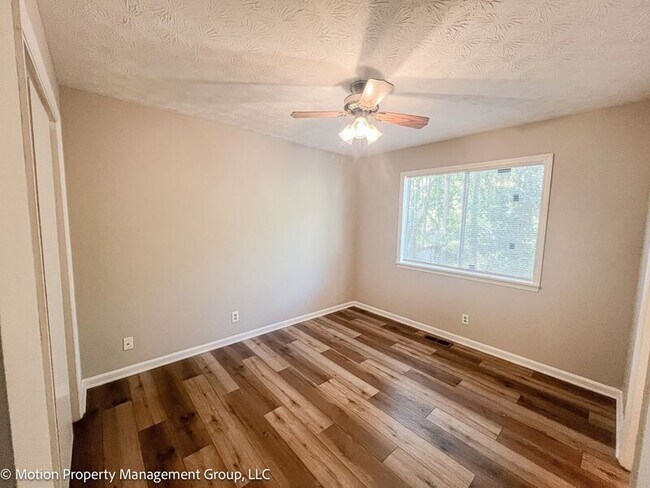 Building Photo - 3020 Woodfield Dr