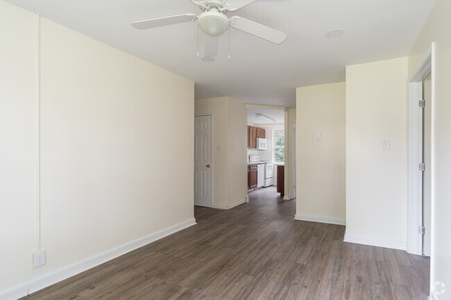 2BR, 1BA - 700SF Living Room - Greene Tree Apartments