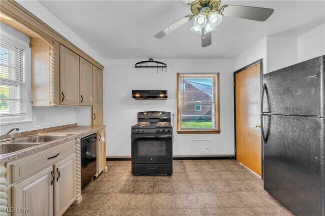 Building Photo - 1487 E 193rd St