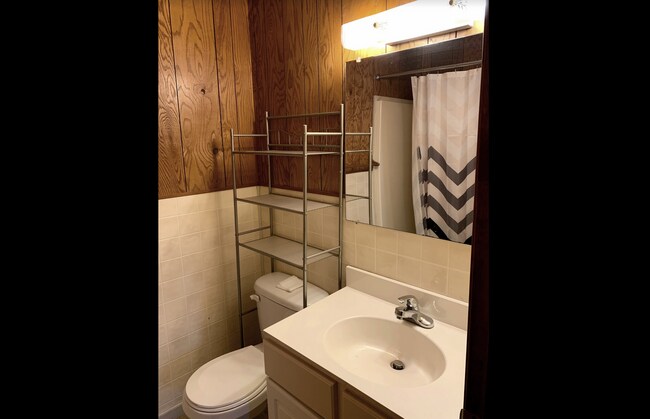 Building Photo - Well maintained 1 bedroom apartment 30 minutes from Asheville in downtown Marion, NC