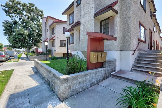 Building Photo - 1290 Elm Ave