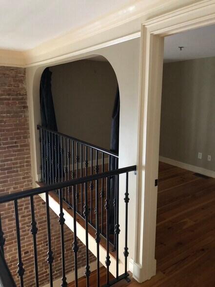 Building Photo - 377 King St