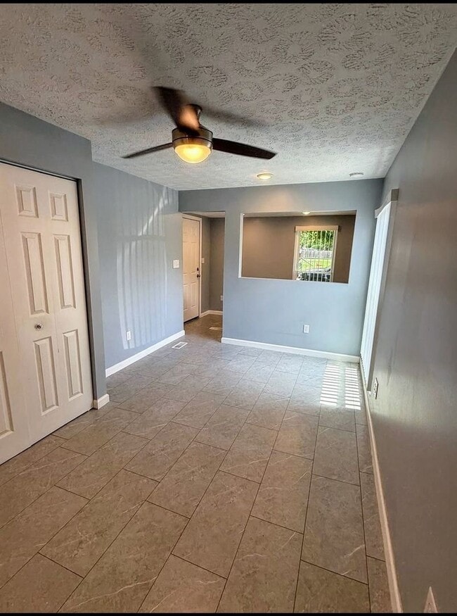 Building Photo - Spacious 6BR House in New Lebanon