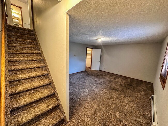 Building Photo - Large Updated 3-Bed 2-Bath Townhome w/ Gar...
