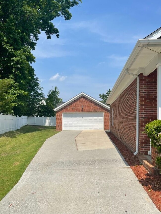 Building Photo - Lovely home in Pineville!