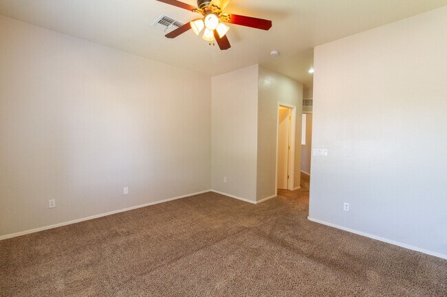 Building Photo - 2600 E Springfield Pl