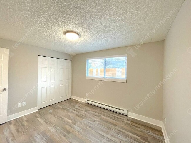 Building Photo - 2 BR in Redmond w/ huge yard