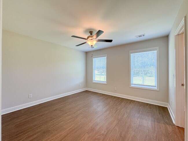 Building Photo - 102 Skye Dr
