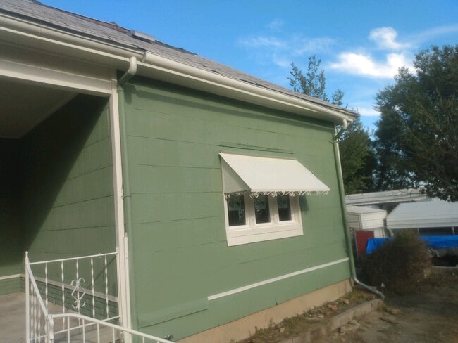 Building Photo - 320 S 13th Ave