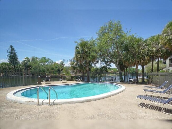 Building Photo - Waterfront 2BR Condo with Private Garage and Water Views in Tampa