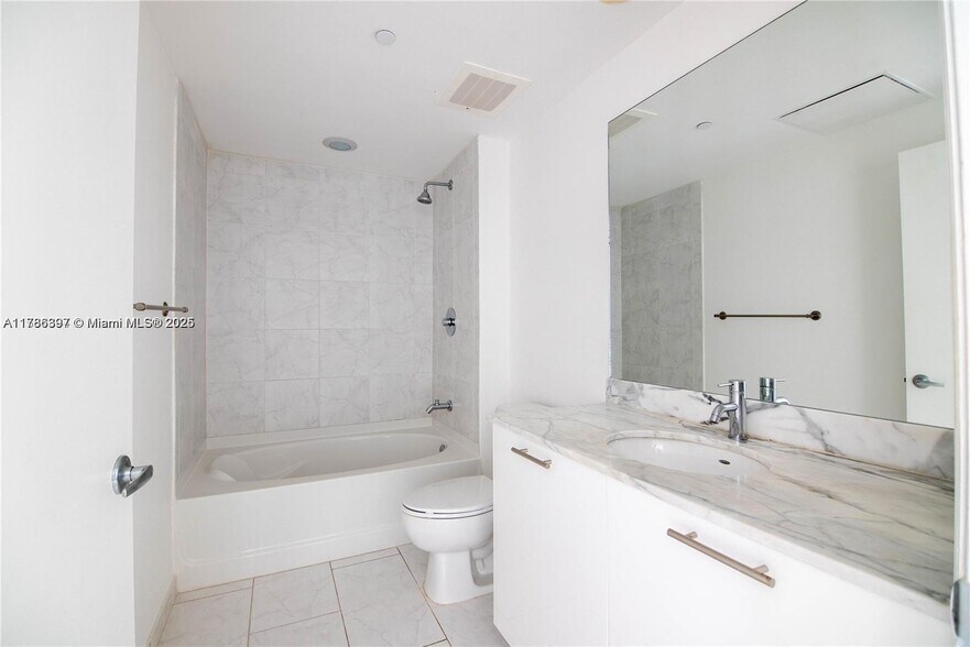 Building Photo - 950 Brickell Bay Dr