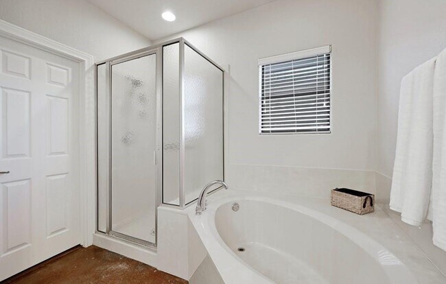 Building Photo - 200 Oak Hollow Ln
