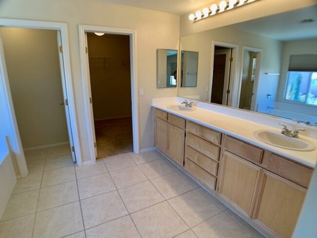 Building Photo - 9679 Ridgebluff Ave