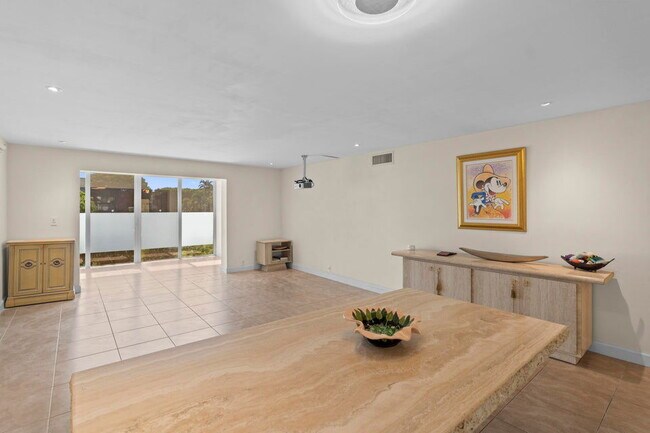 Building Photo - 300 NE 26th Ave