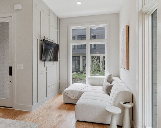 Building Photo - Stunning End Unit Townhome in Salemtown