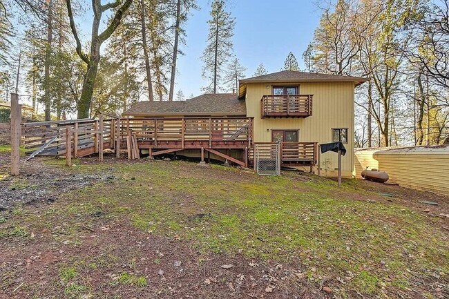 Building Photo - Beautiful 3BR/3BA Home on 1 Acre in Gated ...