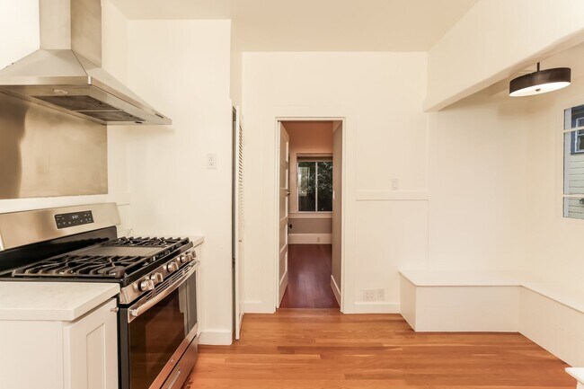 Building Photo - 1920 North Berkeley 2 Bedroom Bungalow Available!