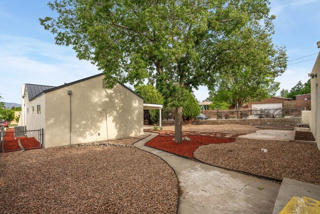 Building Photo - 219 Solano Dr SE