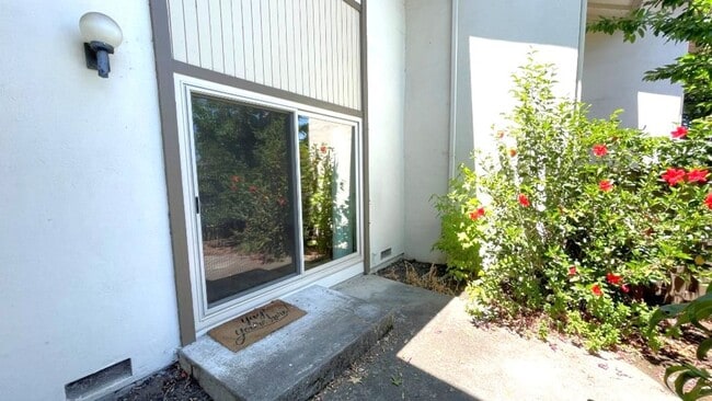 Building Photo - Walnut Creek! Highly desirable Countrywood...