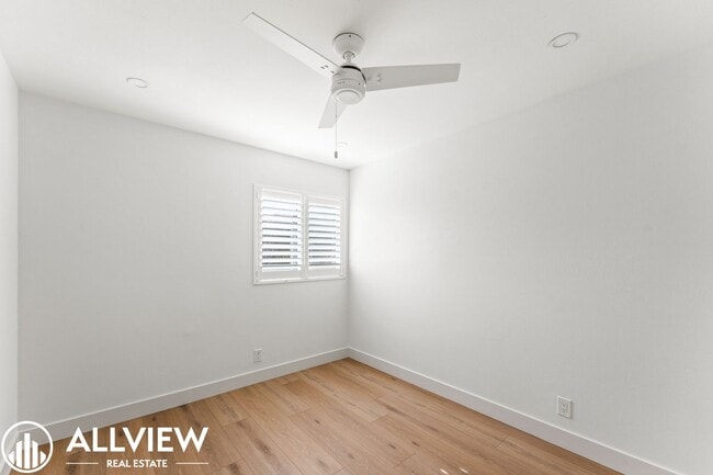 Building Photo - Gorgeous 3 Bed/2.5 Bath in Newport Beach Available Now!