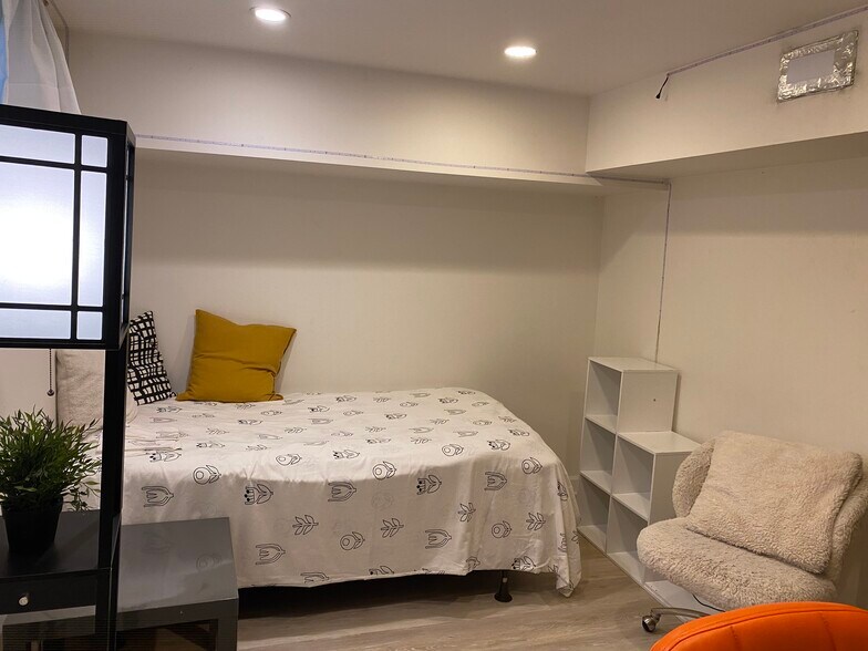 Room # 6 - 4427 Nebraska Ave NW