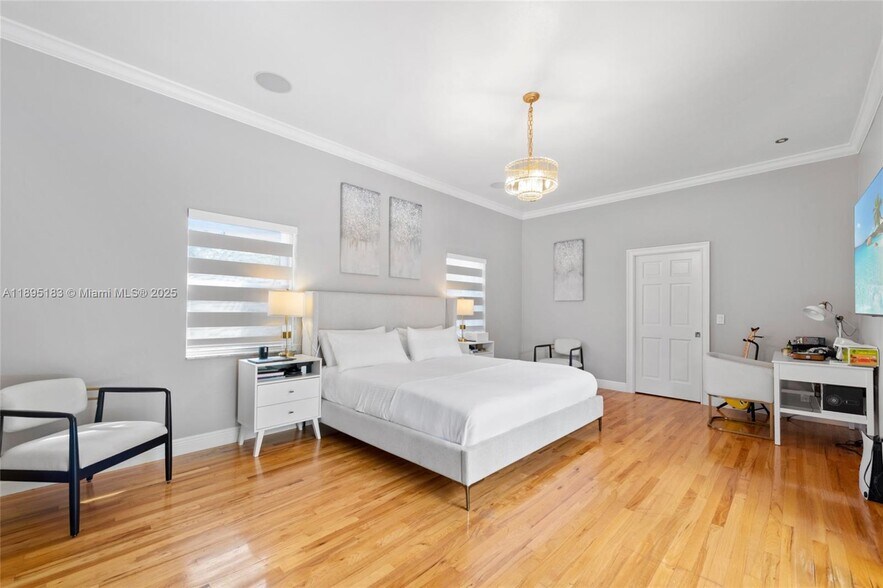 Building Photo - 10626 NE 10th Ct