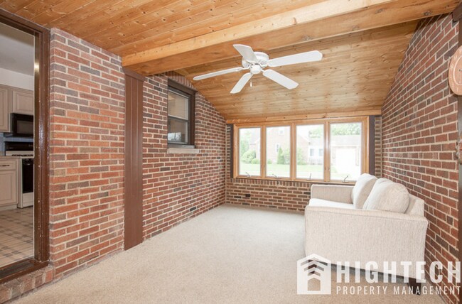 Building Photo - 3 bedroom/1 bath! PARMA!!
