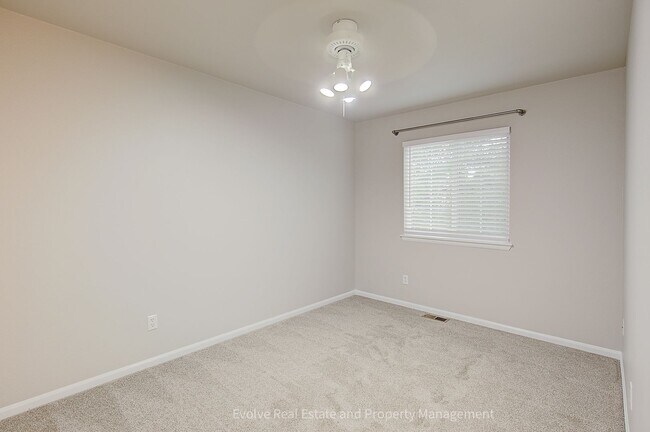 Building Photo - 9641 Cove Creek Dr