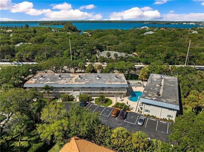 Building Photo - 900 Jasmine Ln