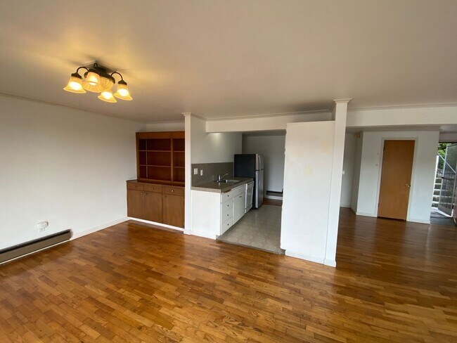 Building Photo - Queen Anne Triplex