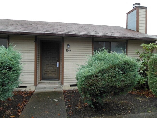 Building Photo - Comfortable 2 Bedroom Duplex with Garage ~...