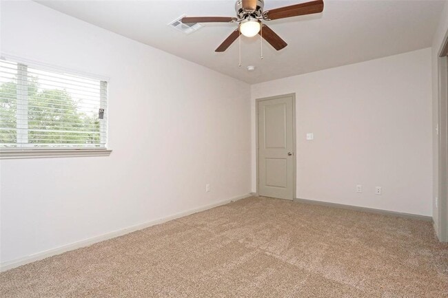 Building Photo - 897 E Semands St