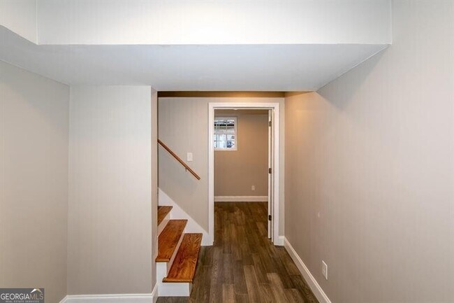 Building Photo - 2805 Pine Hill Dr
