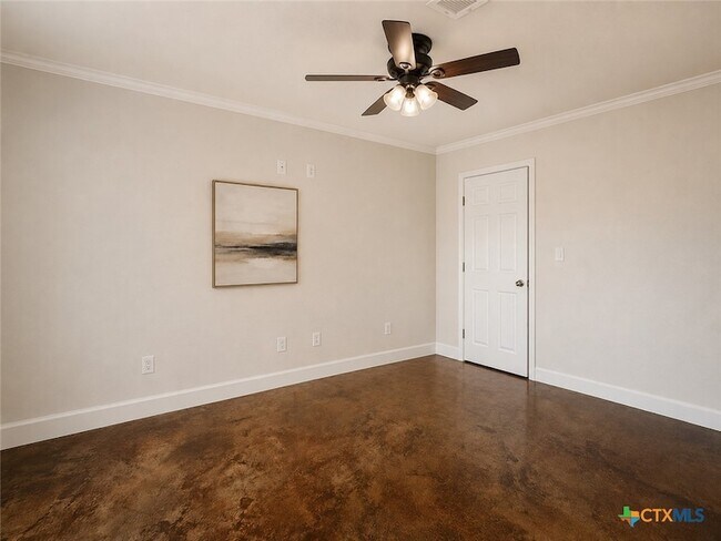Building Photo - 661 W Austin St