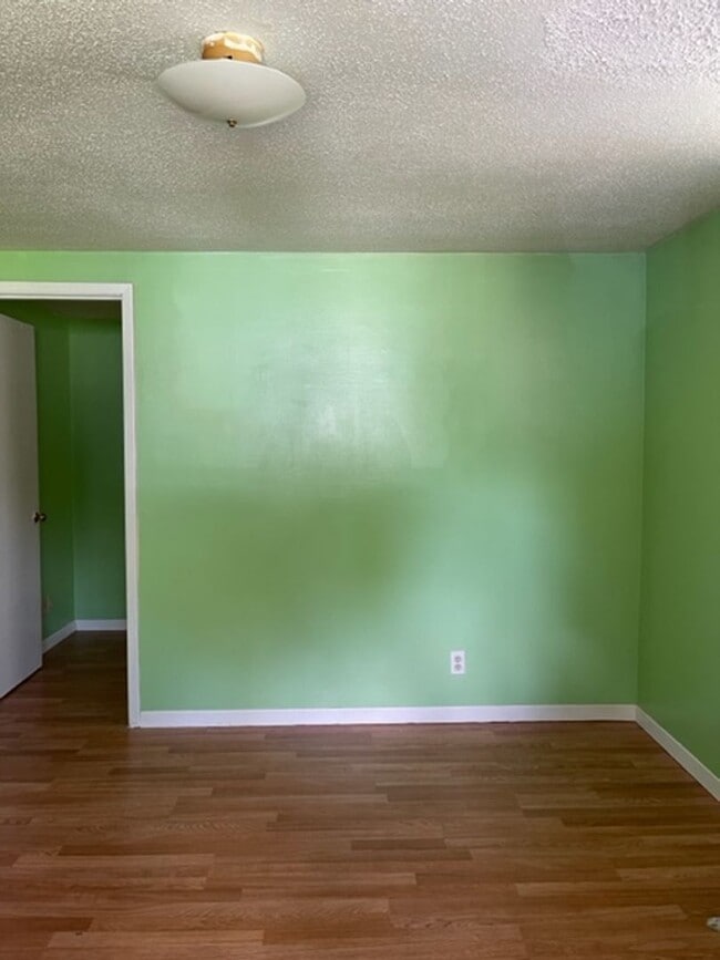 Building Photo - 1 Bedroom 1 bath apartment in Maryville Credit and Background Check required. Call Debra Johnson ...