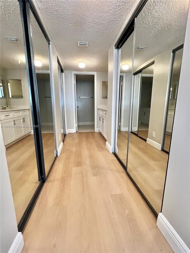 Building Photo - 9855 Westview Dr