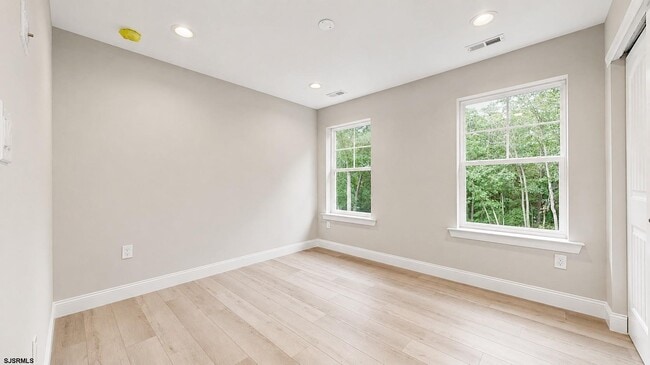 Building Photo - 456 S Nectar Ave