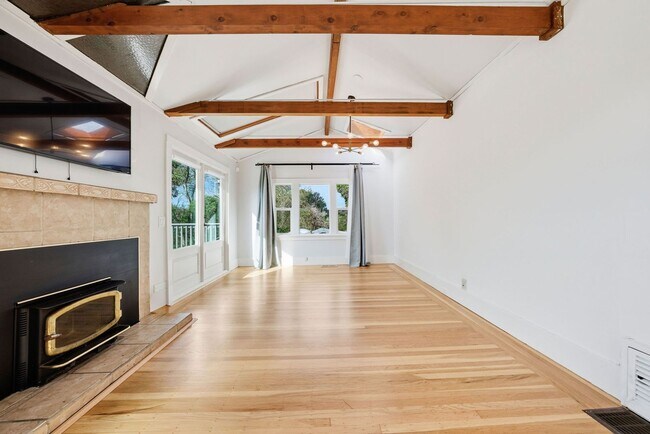 Building Photo - 3 Bed/2.5 Bath Multilevel Home with Amazin...