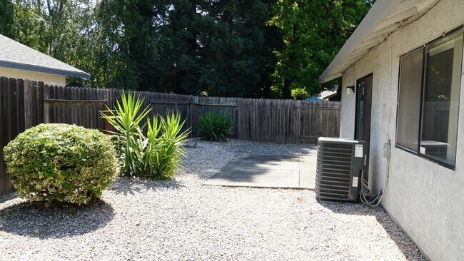 Building Photo - Charming 2 bedroom 2 bathroom home in the pocket area of Sacramento!
