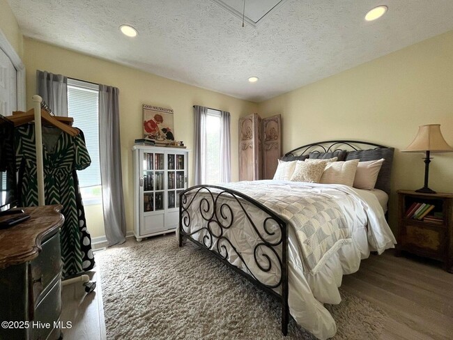 Building Photo - 940 Linden Rd