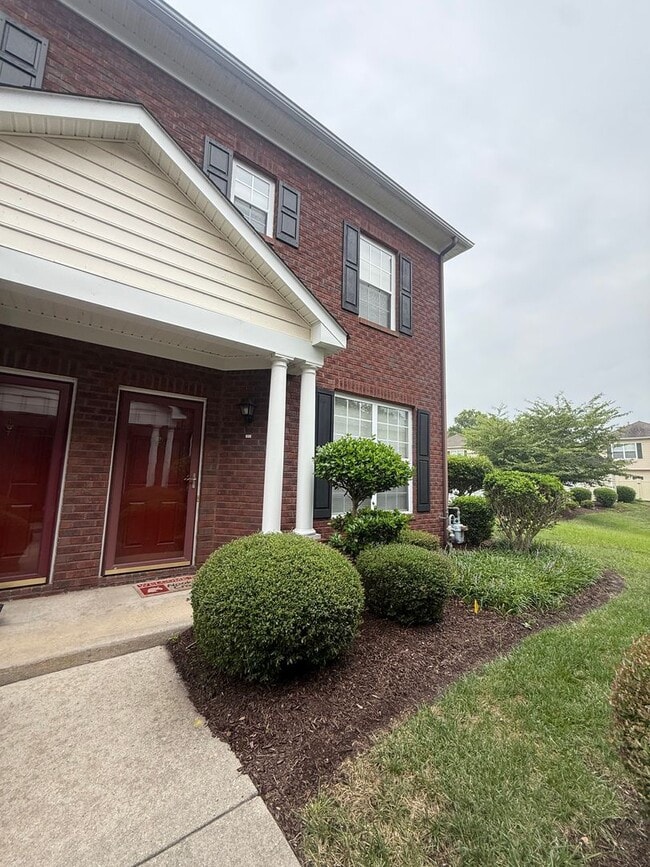 Building Photo - Lovely 2 Bedroom 2.5 Bathroom Located in V...