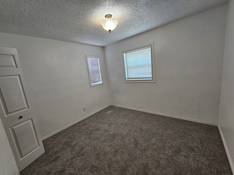 Building Photo - 1006 S Plains Park Dr