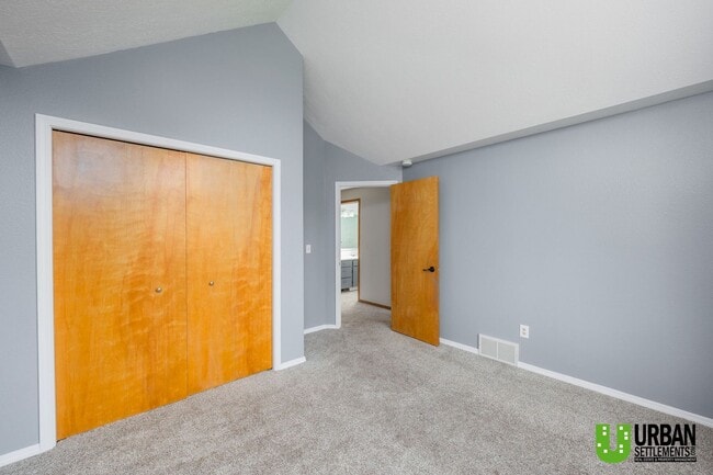 Building Photo - Spacious 4 bedroom and 3 bathroom house fo...